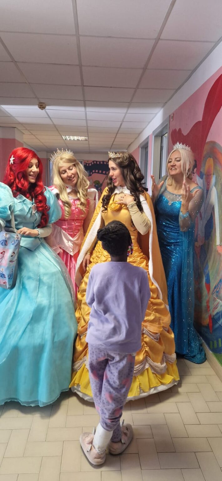 Le volontarie vestite da principesse incontrano una bambina in ospedale